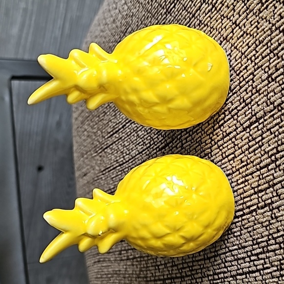 Pineapple salt and pepper shakers - Picture 3 of 3